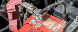 Oxidação nos bornes da bateria: a falha simples que derruba todo o sistema elétrico